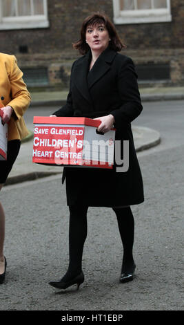 Nicky Morgan MP visto a Downing street offrendo una petizione per salvare il Caledonian per bambini Centro di cuore il 9 febbraio 2017 a Londra Foto Stock