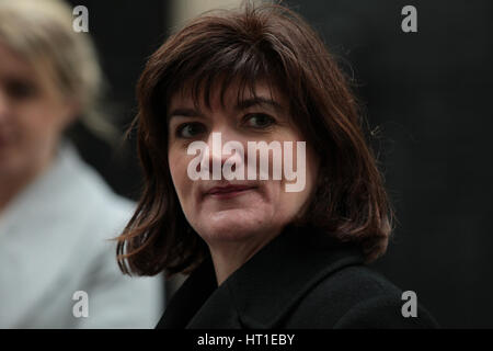 Nicky Morgan MP visto a Downing street offrendo una petizione per salvare il Caledonian per bambini Centro di cuore il 9 febbraio 2017 a Londra Foto Stock