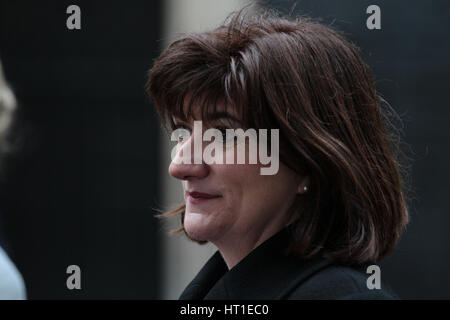 Nicky Morgan MP visto a Downing street offrendo una petizione per salvare il Caledonian per bambini Centro di cuore il 9 febbraio 2017 a Londra Foto Stock