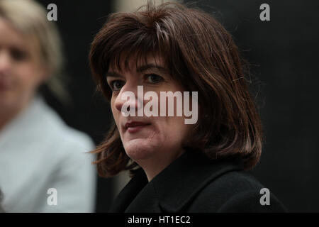 Nicky Morgan MP visto a Downing street offrendo una petizione per salvare il Caledonian per bambini Centro di cuore il 9 febbraio 2017 a Londra Foto Stock