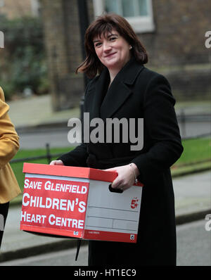 Nicky Morgan MP visto a Downing street offrendo una petizione per salvare il Caledonian per bambini Centro di cuore il 9 febbraio 2017 a Londra Foto Stock