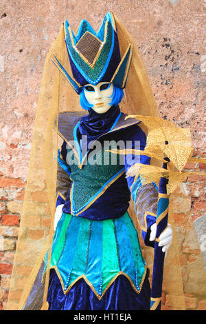 Un male regina con il personale durante il Carnevale di Venezia, Italia Foto Stock