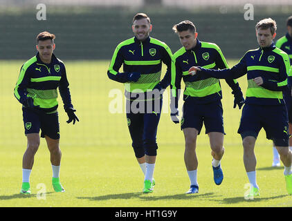 Dell'Arsenal Lucas Perez (centro) durante una sessione di formazione all'Arsenal Training Centre di Londra prendere per Colney. Foto Stock