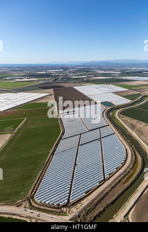 Vista aerea di campi di fattoria vicino a Oxnard e Camarillo, California. Foto Stock