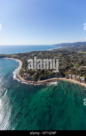 Vista aerea di Point Dume e chiaro Oceano Pacifico acqua in Malibu, California. Foto Stock