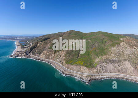 Vista aerea di Point Mugu e Pacific Coast Highway in Ventura County, California. Foto Stock