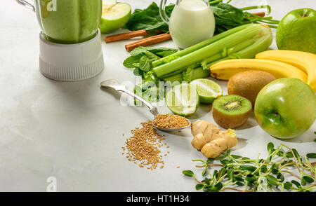 Preparate gli ingredienti per i frullati ricchi di vitamine e di minerali è molto utile per la salute e uno stile di vita sano Foto Stock