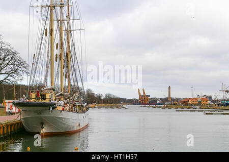 Swinoujscie, Polonia - 21 Febbraio 2017: La Marina di Swinoujscie. Una grande barca è ormeggiata presso il molo. Foto Stock