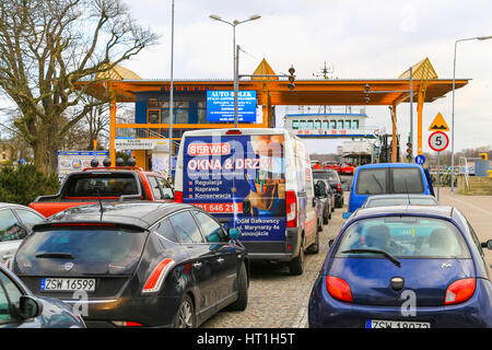 Swinoujscie, Polonia - 21 Febbraio 2017: molte automobili in attesa di ottenere a bordo di un traghetto per attraversare il canale dei Piast. Foto Stock