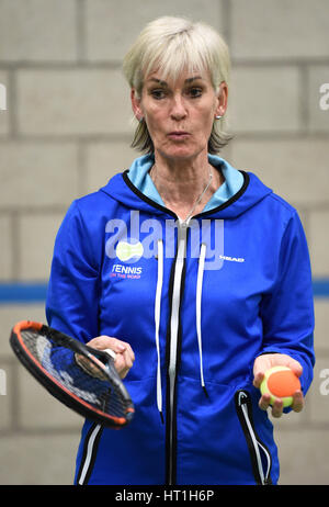 Judy Murray come lei promuove il tennis femminile alla St Georges School for Girls di Edimburgo, come parte della Giornata Mondiale del tennis. Foto Stock