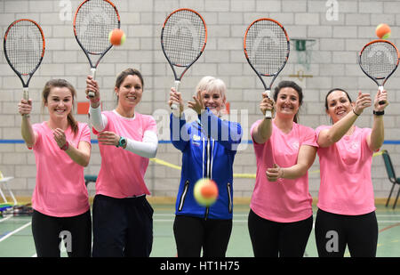 Judy Murray con il suo team coaching come lei promuove le ragazze tennis presso il St George&Otilde;s scuola per ragazze, Edimburgo, come parte del tennis mondiale giorno. Foto Stock