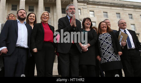 Sinn Fein di Gerry Adams gesti come egli incontra i turisti cinesi (non in foto) al di fuori di Stormont come capi partito incontrerà Irlanda del Nord Segretario James Brokenshire successive per colloqui preliminari su come trovare un modo per ripristinare la deconcentrazione. Foto Stock