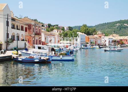 Piccole imbarcazioni ormeggiate nel porto di Gaios, capitale dell'isola greca di Paxos. Foto Stock