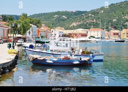 Piccole imbarcazioni ormeggiate nel porto di Gaios, capitale dell'isola greca di Paxos. Foto Stock