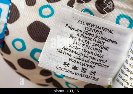 Informazioni sull'etichetta a Lamaze Trotter il pony toy made in Cina che mostra il contenuto e le istruzioni di lavaggio - venduti nel Regno Unito Regno Unito Foto Stock