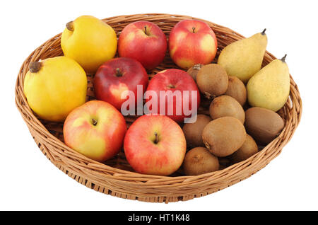 Frutti maturi in un cesto di paglia isolati su sfondo bianco Foto Stock