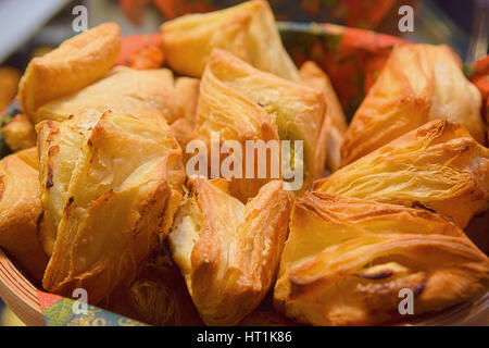 Formaggio sfogliatine triangoli su carta Foto Stock