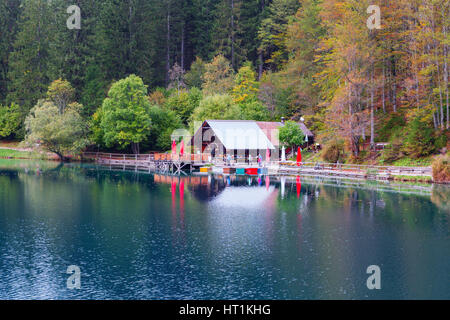 Lago di Fusine il lago di montagna e Mangart mountain in background in nord Italia nelle Alpi, Europa Foto Stock
