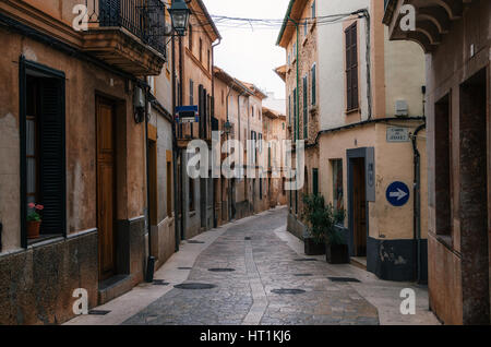 Strette e tortuose strade di città storica parte di Pollensa con le sue tradizionali case di pietra, Mallorca, Spagna Foto Stock