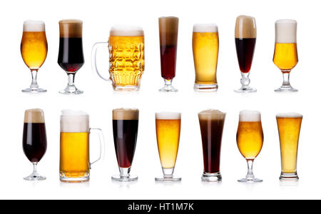 Set di tazze e bicchieri con la luce e la birra scura isolati su sfondo bianco Foto Stock