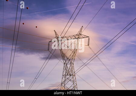 Rete elettrica ad alta tensione di alimentazione della rete ad alta tensione delle linee di trasmissione pilone torre e fili elettrici Foto Stock