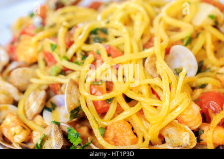 Spaghetti alla chitarra pasta abruzzese closeup pesce italiano Foto Stock