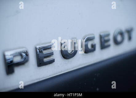 Un badge sulla parte posteriore di una Peugeot auto a Londra. Vettura francese gigante gruppo PSA ha cercato di sminuire i timori di chiusure di impianti dopo la conferma che si tratta di acquistare le operazioni Europee di General Motors, compresa la Vauxhall in Gran Bretagna, per &Acirc;&pound;1,9 miliardi. Foto Stock