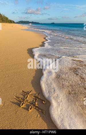 Un hashtag tracciato nella sabbia sulla spiaggia. Foto Stock