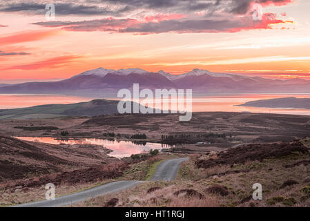 Una vista di Fairlie Moor Road verso il serbatoio e al di sopra di Arran. Il sole era appena andato dietro le colline di Arran ed era terribilmente freddo giorno. Foto Stock