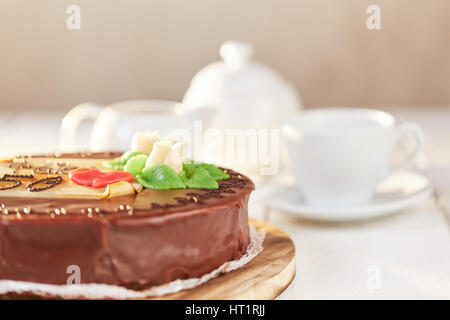 Sacher torte torta al cioccolato con del marzapane e il numero 50 e il nome di Pietro Foto Stock