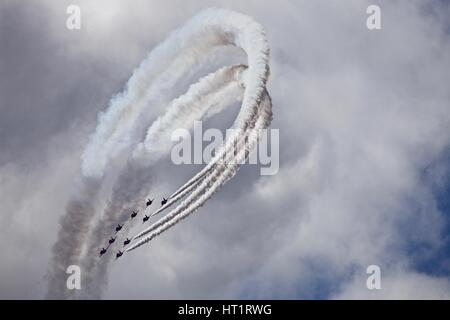 Le frecce rosse RAF Royal Air Force Aerobatic Team in volo durante un display a Bournemouth Air Festival 2015 Foto Stock