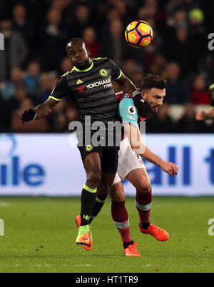 West Ham United Robert Snodgrass (a destra) e del Chelsea Victor Mosè durante il match di Premier League al London Stadium. Foto Stock