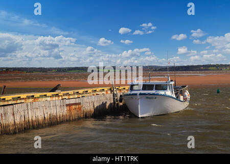 Lobster Boat legato ad una banchina in Rustico, Prince Edward Island, Canada. Foto Stock