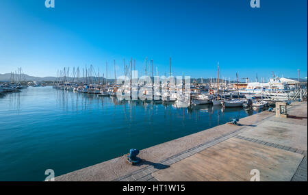 Barche, piccole imbarcazioni e natanti di tutte le dimensioni in Ibiza porto marina. Giorno caldo e soleggiato. Foto Stock