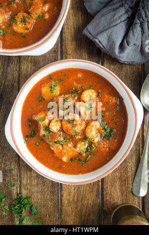 Ricca di pomodoro, vino e stufato di pesce Foto Stock