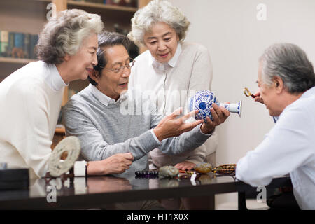 Senior amici di ammirare oggetti di antiquariato Foto Stock