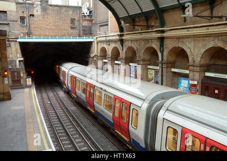 La metropolitana di Londra con il treno alla stazione di Paddington. La stazione di Paddington è una giunzione che permette ai viaggiatori di passare alla rete overground Rail Servi Foto Stock