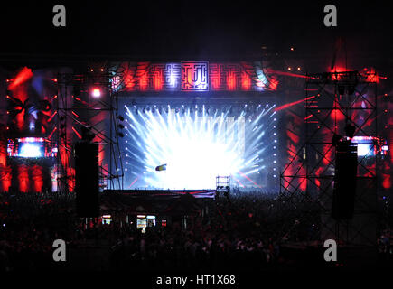 CLUJ NAPOCA, Romania - 31 luglio 2015: banda rumena Subcarpati esegue un concerto dal vivo sul palco principale per le indicibili Festival nella parte anteriore di una cornacchia Foto Stock