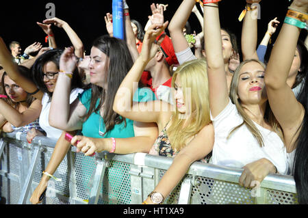 CLUJ NAPOCA, Romania - 30 luglio 2015: folla di allegro giovani divertirsi durante un concerto dal vivo a indicibili Festival della Gioventù europea pro capite Foto Stock