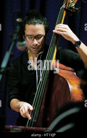 Ricardo Rodriguez, Watermill Jazz Club, Dorking, Surrey, Gen 2016. Artista: Brian O Connor. Foto Stock