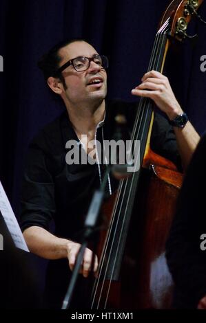 Ricardo Rodriguez, Watermill Jazz Club, Dorking, Surrey, Gen 2016. Artista: Brian O Connor. Foto Stock