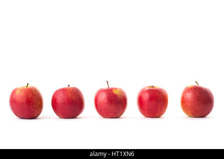 La linea di mele rosse. Isolato su uno sfondo bianco. Foto Stock