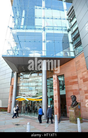 Ingresso al Bridgewater Hall, Barbirolli Square, il centro città di Manchester, Inghilterra Regno unito con un busto di conduttore di Sir John Barbirolli al di fuori Foto Stock