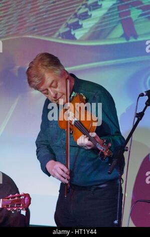 Mike Piggott, Crawley Blues Festival, Hawth, Crawley, Ott 2015. Artista: Brian O Connor. Foto Stock