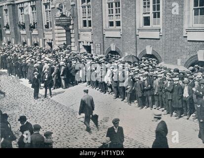 Reclute in attesa al di fuori del centro di Londra il reclutamento di deposito, 1914. Artista: sconosciuto Foto Stock