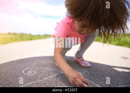 Bambina creando qualcosa di straordinario Foto Stock