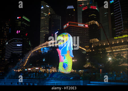 18.09.2016, Singapore, Repubblica di Singapore - Una vista di Singapore del distretto finanziario di Marina Bay e la statuetta del Merlion. Foto Stock