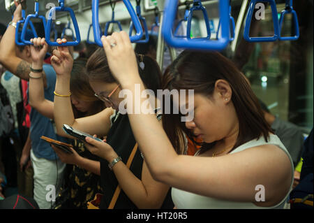 22.09.2016, Singapore, Repubblica di Singapore - si vedono persone angusti all'interno di un carrello di MRT. Foto Stock