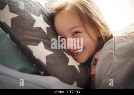 Momenti divertenti nel letto Foto Stock