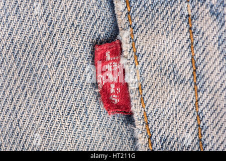BANGKOK, Tailandia - 09 dicembre 2014: Close up LEVI'S etichetta rossa sulla tasca posteriore dei vecchi jeans denim. LEVI'S è un marchio della Levi Strauss a Foto Stock